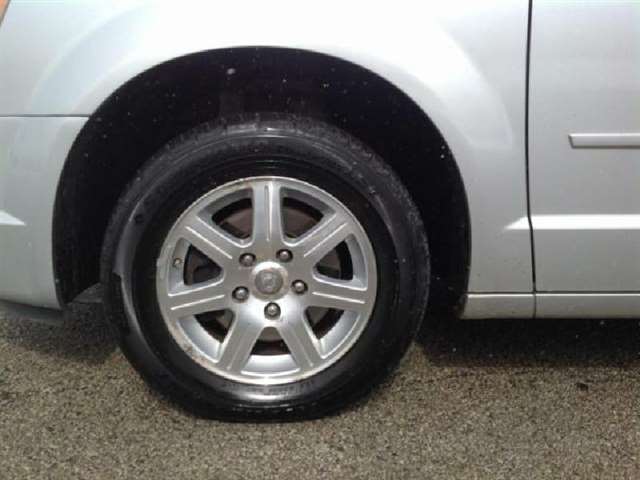 Chrysler Town and Country 2008 photo 2